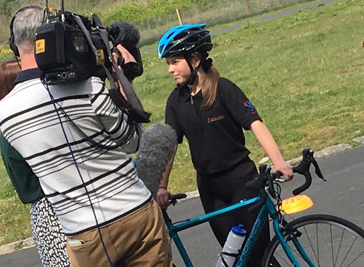 Dywedodd Elen, ein llysgennad ifanc o Orllewin Cymru ‘Rwyf wedi cael gymaint o brofiadau anhygoel trwy gydol y flwyddyn gan Beicio Cymru. Rwyf wedi mwynhau pob eiliad.’
<a href="/VolHours/">VolHours</a> <a href="/WelshCyclingYAs/">WelshCyclingYA's</a> #100Hours+ #VolunteerWeek #WelshCyclingSayThanks