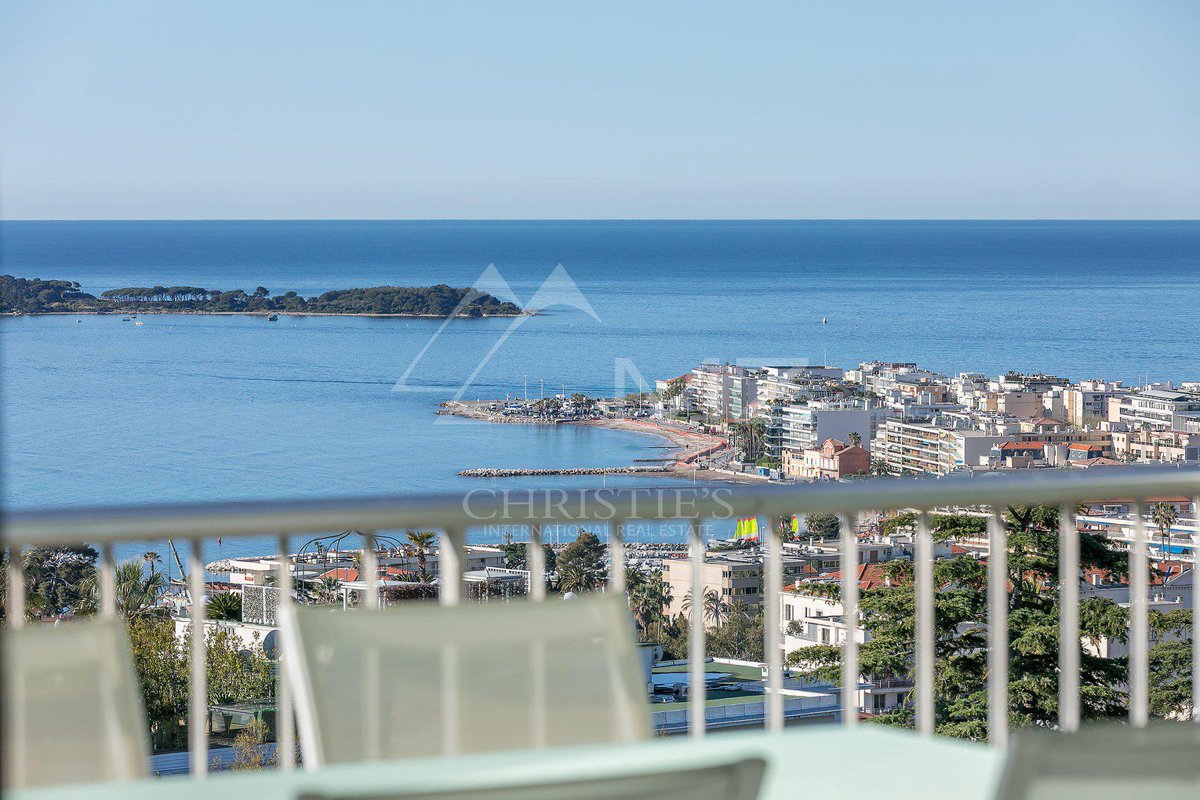 Michael_Zingraf's tweet photo. Top floor apartment for sale in Cannes. The apartment offers large living spaces, numerous rooms and a terrace with sea views. Located in La Californie, this residence benefits from a swimming pool and a tennis court MZICC4190 https://t.co/PEaB9OSZPj @ChristiesHomes #Sale #Cannes https://t.co/LsDlDKQ8BE
