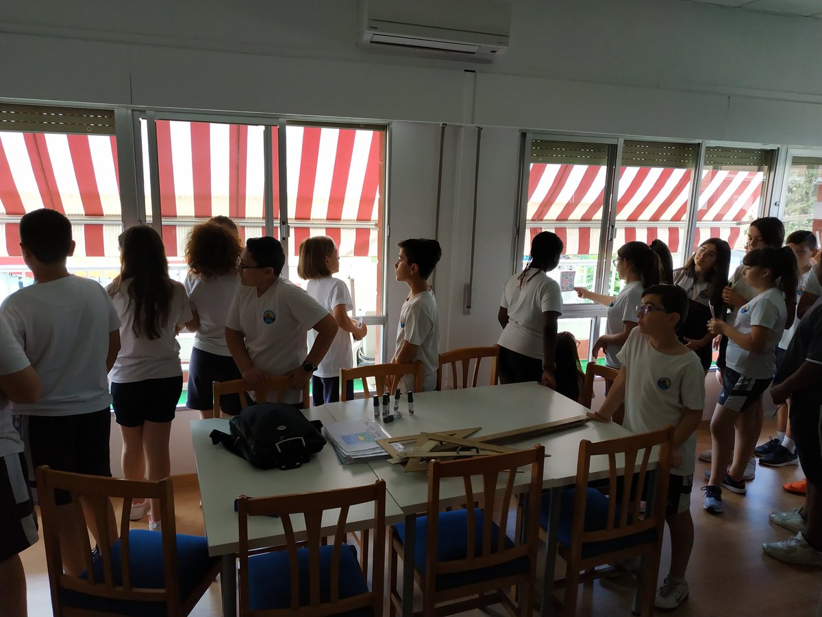 D_MaestroTorres's tweet photo. Esta mañana dábamos inicio en la #biblioteca el inicio de la elaboración #artesanal de las #vidrieras por parte de #6EP en #matemáticas mediante el #ArtThinking y completar el proyecto de #innovación #RmodelArts. #IDYENSEÑAD https://t.co/NcUvraw6hJ