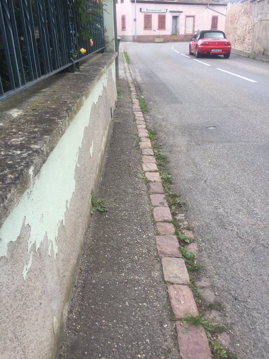 vit_ou's tweet photo. Un village où on pense plus aux voitures qu’aux personnes !! 10cm de trottoir wesh #Merxheim https://t.co/KbrKKPw9Lt