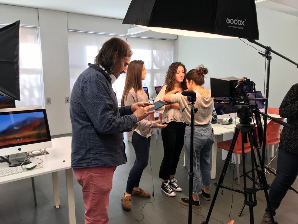 Blanquerna's tweet photo. I avui seguim rodant els #vídeos de la #GraduacioBlanquerna2019 a @BlanquernaFPCEE! #Psicologia #EducacióPrimària #EducacióInfantil #CAFE #Logopèdia #OrgullBlanquerna https://t.co/VapwXZofvU
