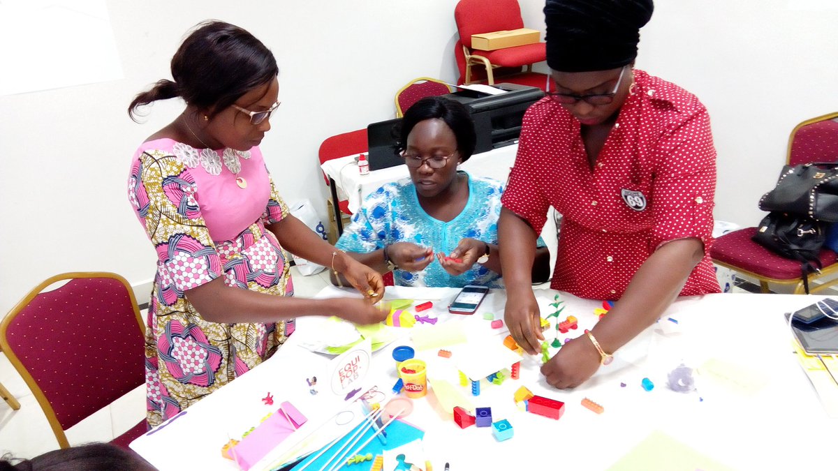 TohouriL's tweet photo. Mercredi 29 mai 2019, J3  de l'atelier d'incubation #changelab.  Appréciez avec moi les artistes et les architectes du laboratoire SRAJ... les brillantes idées retenues pour le projet, sont  ingenieusement prototypées. https://t.co/wI6GxZ7OQT