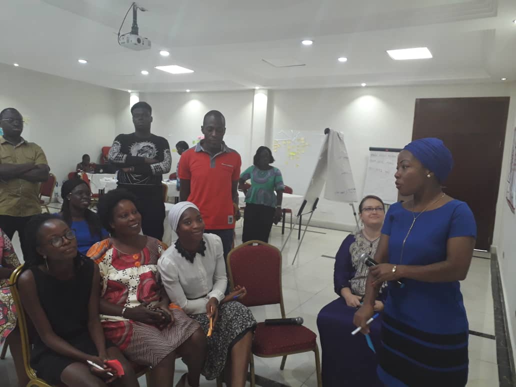 TohouriL's tweet photo. Mercredi 29 mai 2019, J3  de l'atelier d'incubation #changelab.  Appréciez avec moi les artistes et les architectes du laboratoire SRAJ... les brillantes idées retenues pour le projet, sont  ingenieusement prototypées. https://t.co/wI6GxZ7OQT