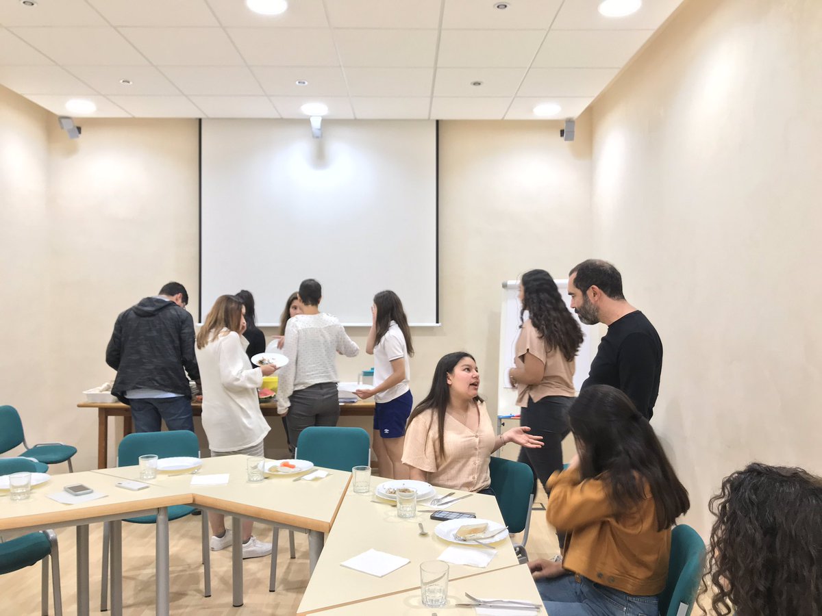 EscolaHoritzo's tweet photo. Conclusions of the meeting of the students of @hightechhigh and @EscolaHoritzo with @evallory after the experiences lived: When there is the opportunity to work in network and collaboratively, the enrichment is great, the experiences are deep. https://t.co/R6SgWLV54R