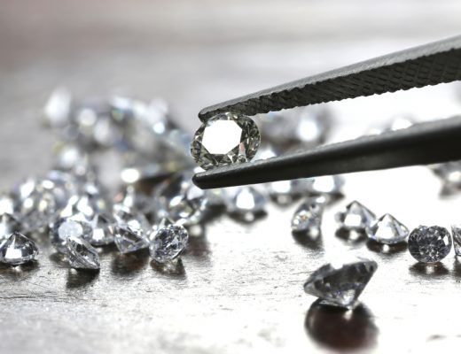 It can be difficult to make the distinction between diamond and cubic zirconia. Whether they’re used in an engagement ring or tennis bracelet, you might opt for one over the other. blog.brilliance.com/diamonds/whats…