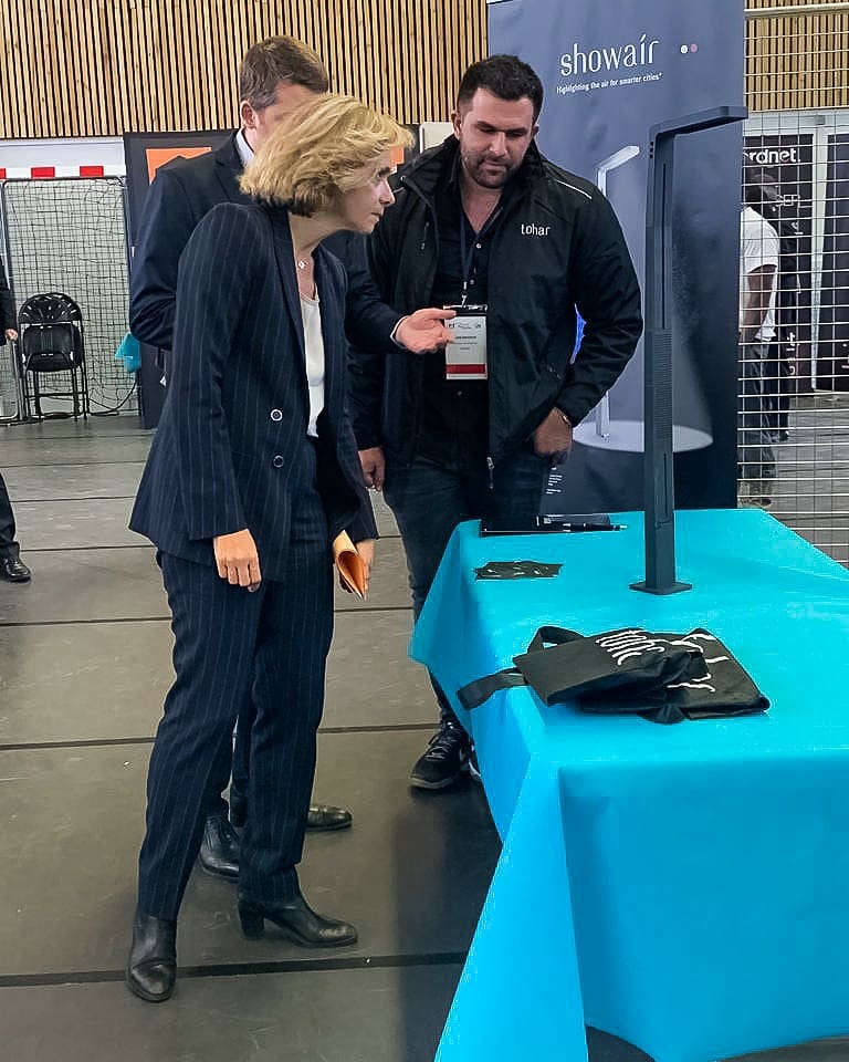 Toharproject's tweet photo. #Tohar en pleine démonstration du produit Showair à @vpecresse au salon "Union des maires du Val d'Oise" https://t.co/bhHQCmv1F2