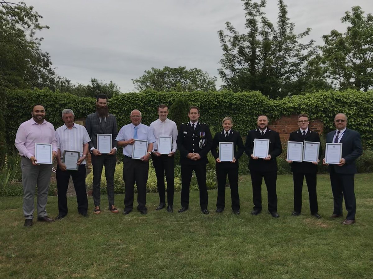 EssexPoliceUK's tweet photo. 👏 Saving lives
👏 Confronting a group of armed men 
👏 Keeping the night time economy safe 

Find out more about the reasons members of the public, officers and a staff member were commended by our Chief Constable @BJH251 today: https://t.co/rC74GQ5n69

#MoreThanCrimeFighters https://t.co/CZuBmQVQgR