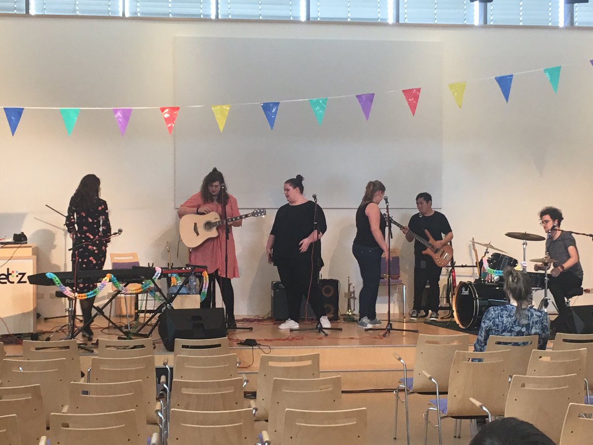 Studenten @FHKTilburg geven vanavond 20u benefietconcert voor #muziekids studio in aula <a href="/ETZnl/">ETZ</a> Er zijn nog kaarten!