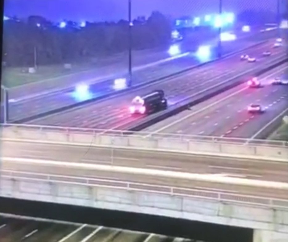 Need help identifying the driver of this transport truck involved in a fatal hit and run collision on #Hwy401 EB Express at Keele St #Toronto at 12:55am Wed May 29, 2019.
Anyone with info please call #OPP at  416-235-4981 or Crimestoppers 1-800-222-TIPS