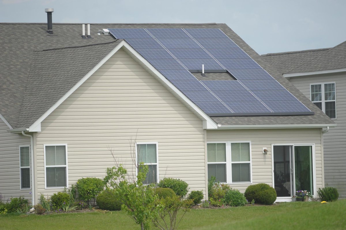 DaveVelazquez's tweet photo. As an energy company it is important that we provide our customers with information on using solar energy. Our very own @Danadsmall wrote a great article that provides helpful tips and information for customers interested in going #solar. #solarenergy 🔗 https://t.co/yngtAdx9nr https://t.co/DiZG7zRIZ2