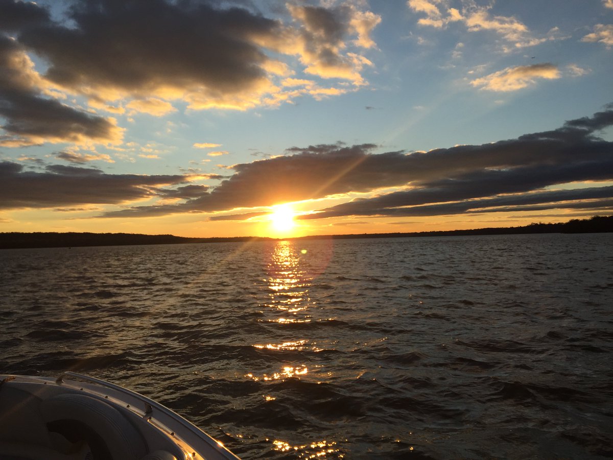 EmbarkDC's tweet photo. We would repost this sunset all day. 😍 #itssobeautiful #sorrynotsorry https://t.co/FYsDU5ti4a