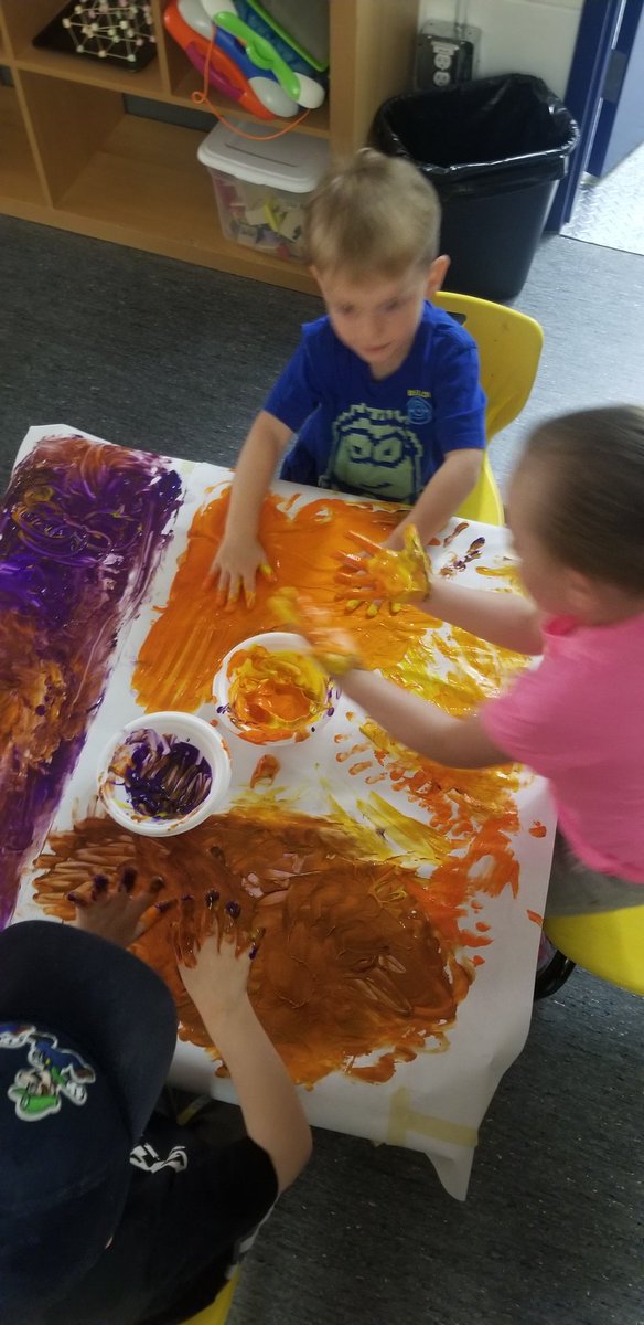 KrystineDay's tweet photo. Just having a messy party. #fingerpaintrules @TLECDP @TimberleaSchool @FMPSD @FMPSDEarlyLearn @WaleedNaj https://t.co/NsDNvezJbN