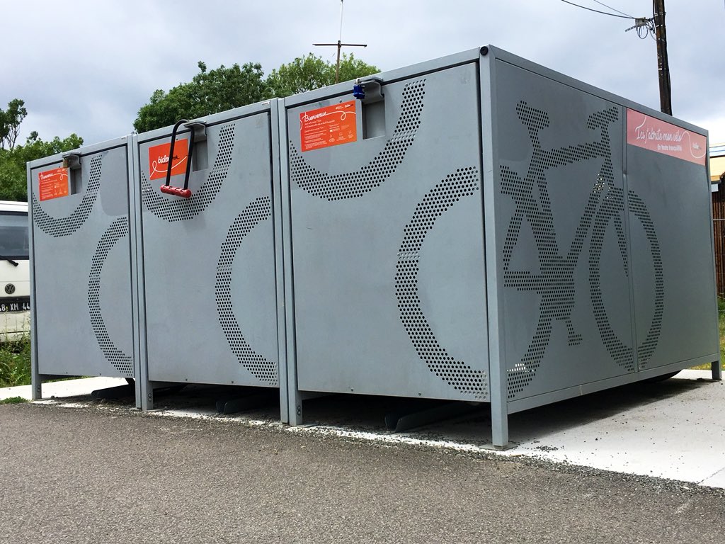 altinnova's tweet photo. Quand tu es de passage à Nantes et que tu tombes sur des consignes de stationnement pour vélos #Cubike conçues, fabriquées et installées par @altinnova 😊 https://t.co/sP2sutRsOi