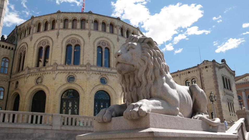 Tekna's tweet image. Vi har fått gjennomslag i Stortinget om varsling i arbeidslivet. 👏
Mange arbeidstakere har vært redde for å varsle og si ifra, på grunn av lojalitetsplikten i arbeidsforhold, dette kan det bli endring på nå tekna.no/aktuelt/varsli…