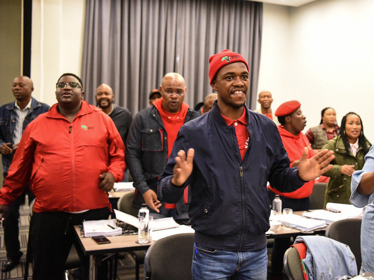 EFFSouthAfrica's tweet photo. Yini Socialism? 🎶🎤

Umhlaba wonke ezandleni zabantu
Akunamuntu ongaphatha umhlaba eyedwa. 

Ayesaba amabhujwa, kuba efuna ukusetyenzelwa ngabantu #EFFCCT https://t.co/nl5VY6n25b