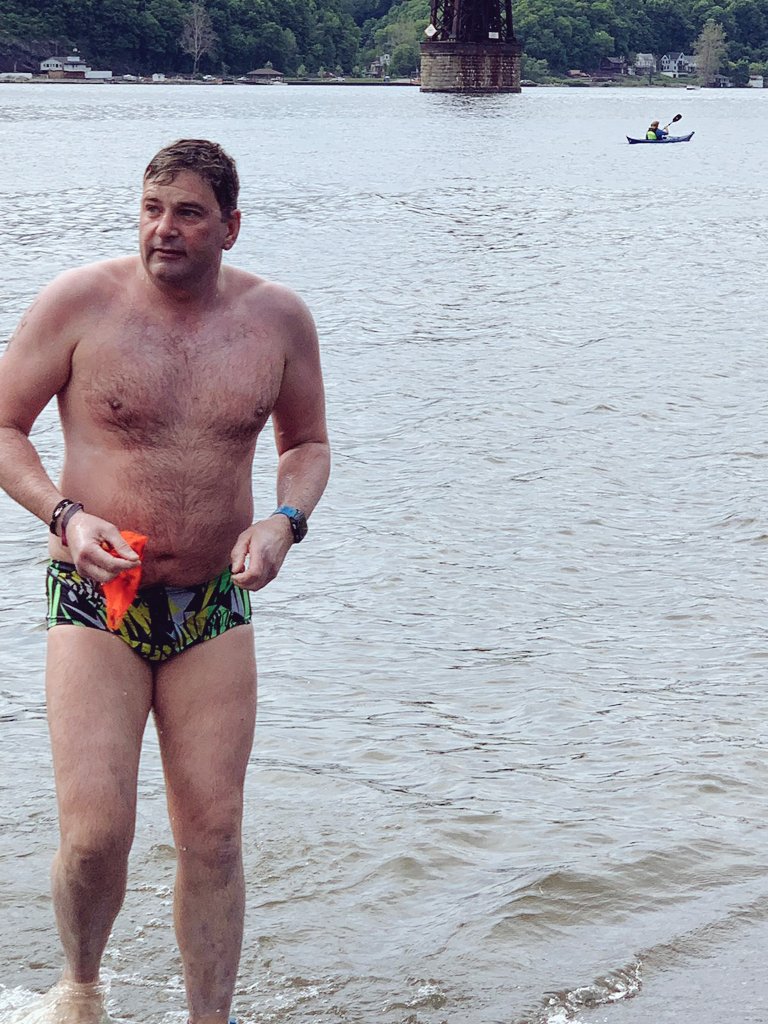 He's off training around the world again, this time in the #hudsonriver in #NewYork. Does this man not stop?
The answer is no. Not when he's attempting to #swim the #Channel in September! Go Kevin!! <a href="/vinvanman_kevin/">Kevin Proctor</a>

Please donate! justgiving.com/fundraising/vi…

<a href="/CSAswimmers/">Channel Swimming Association</a> <a href="/FelixFund/">Felix Fund</a>