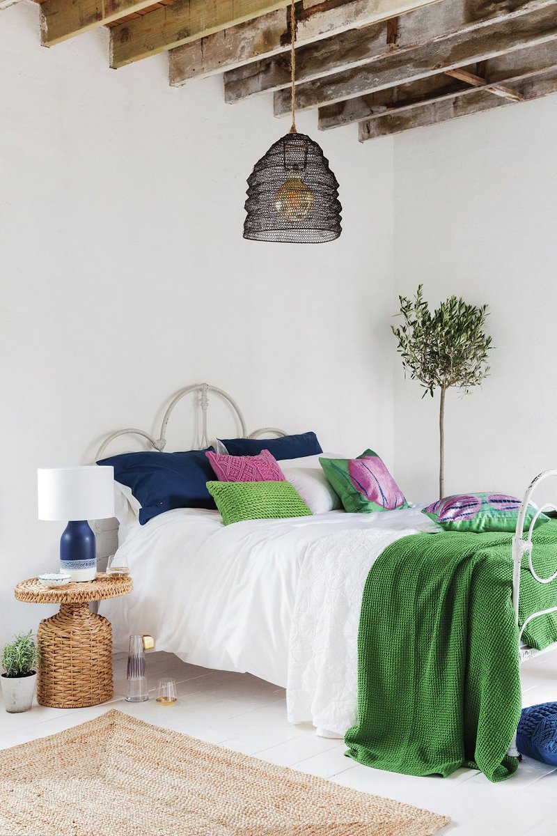 So you fancy an all-white interior? Don't forget to add some bold colour accents... deardesigner.co.uk/it-will-be-all… Images from <a href="/AmaraLiving/">AMARA</a>