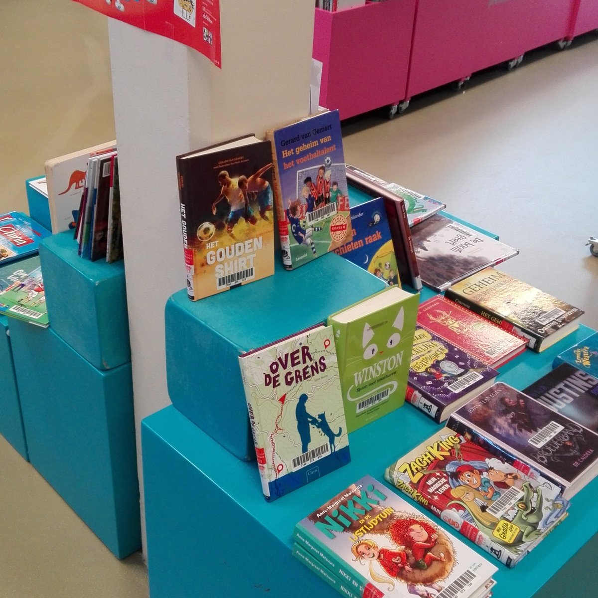 AMatsuuraTweets's tweet image. #NikkiendeIJstijdtuin lag mooi uitgestald op het #Kinderjury &apos;podium&apos; bij #BplusC. Leuk!