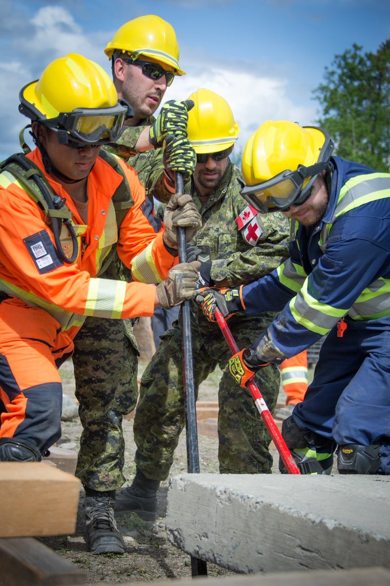 JTFN_FOIN's tweet photo. Les militaires et services d’incendies locaux participant à #OpNanook-#Tatigiit se familiarisent à la recherche et sauvetage en milieu urbain de niveau opérationnel moyen. Incluant les opérations avec des structures en bois, maçonnerie armée ou charpente d’acier. #ProtectionNord https://t.co/r1AiLZQMbt