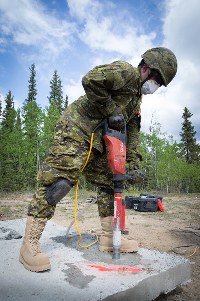 JTFN_FOIN's tweet photo. Les militaires et services d’incendies locaux participant à #OpNanook-#Tatigiit se familiarisent à la recherche et sauvetage en milieu urbain de niveau opérationnel moyen. Incluant les opérations avec des structures en bois, maçonnerie armée ou charpente d’acier. #ProtectionNord https://t.co/r1AiLZQMbt