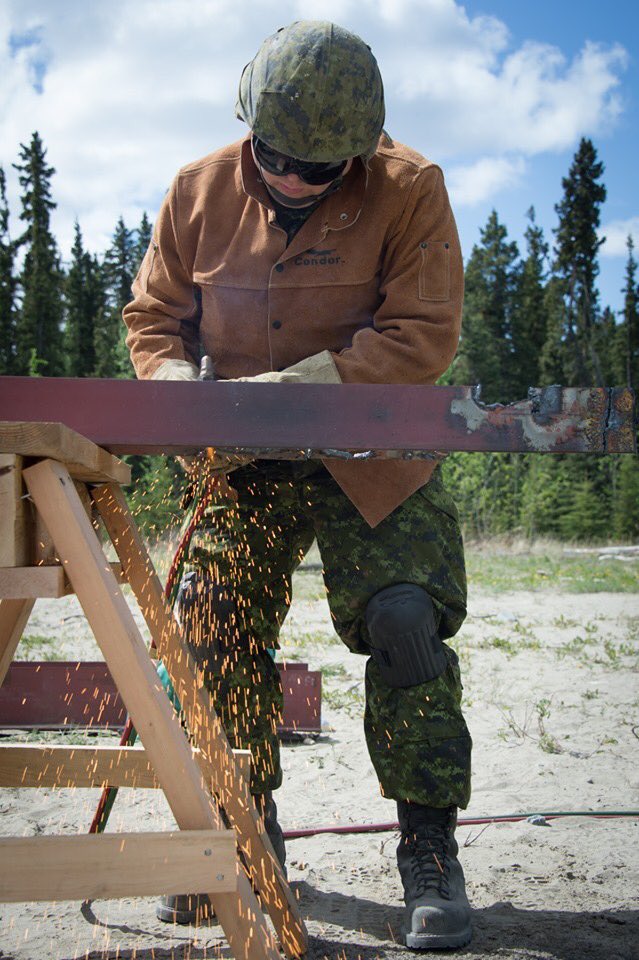 JTFN_FOIN's tweet photo. Les militaires et services d’incendies locaux participant à #OpNanook-#Tatigiit se familiarisent à la recherche et sauvetage en milieu urbain de niveau opérationnel moyen. Incluant les opérations avec des structures en bois, maçonnerie armée ou charpente d’acier. #ProtectionNord https://t.co/r1AiLZQMbt