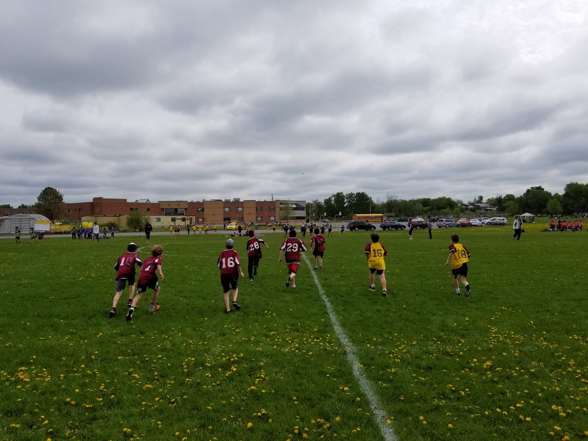 daniellopezmft's tweet photo. Love the format of this Ultimate tournament! Girls play the first half and boys play the second half. Their combined score reflects the final score. It's great to see the boys cheer on the girls and the girls cheer on the boys! @StJamesOCSB #UnitedAsOne #TogetherStronger https://t.co/L2G7WDYdcr