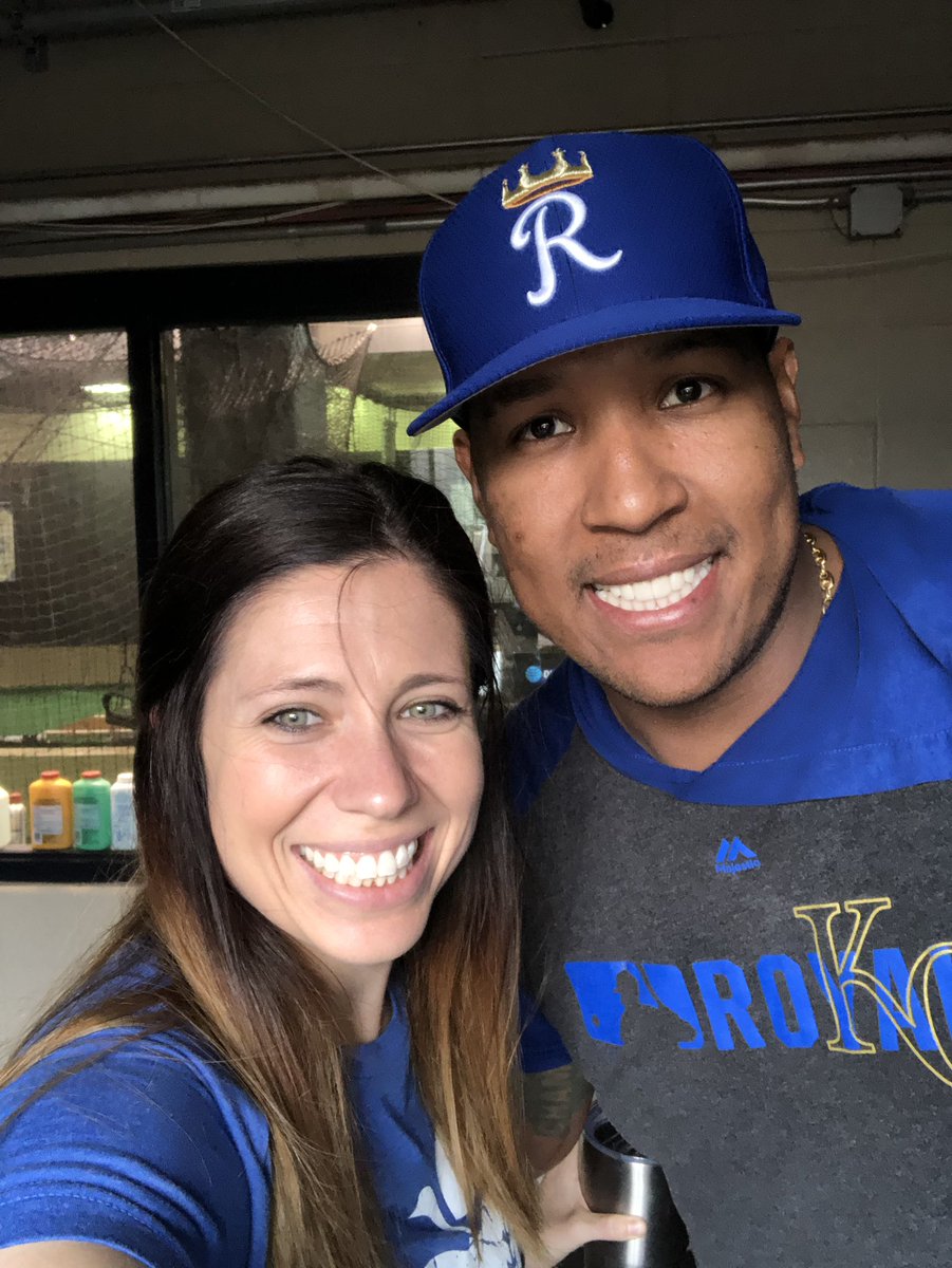 MrsOConnor33's tweet photo. Third graders at Compass got to see a couple of special players today! @SalvadorPerez15 @Royals @CompassElemPCR3 @PCR3PD https://t.co/0ldqJgL2wO