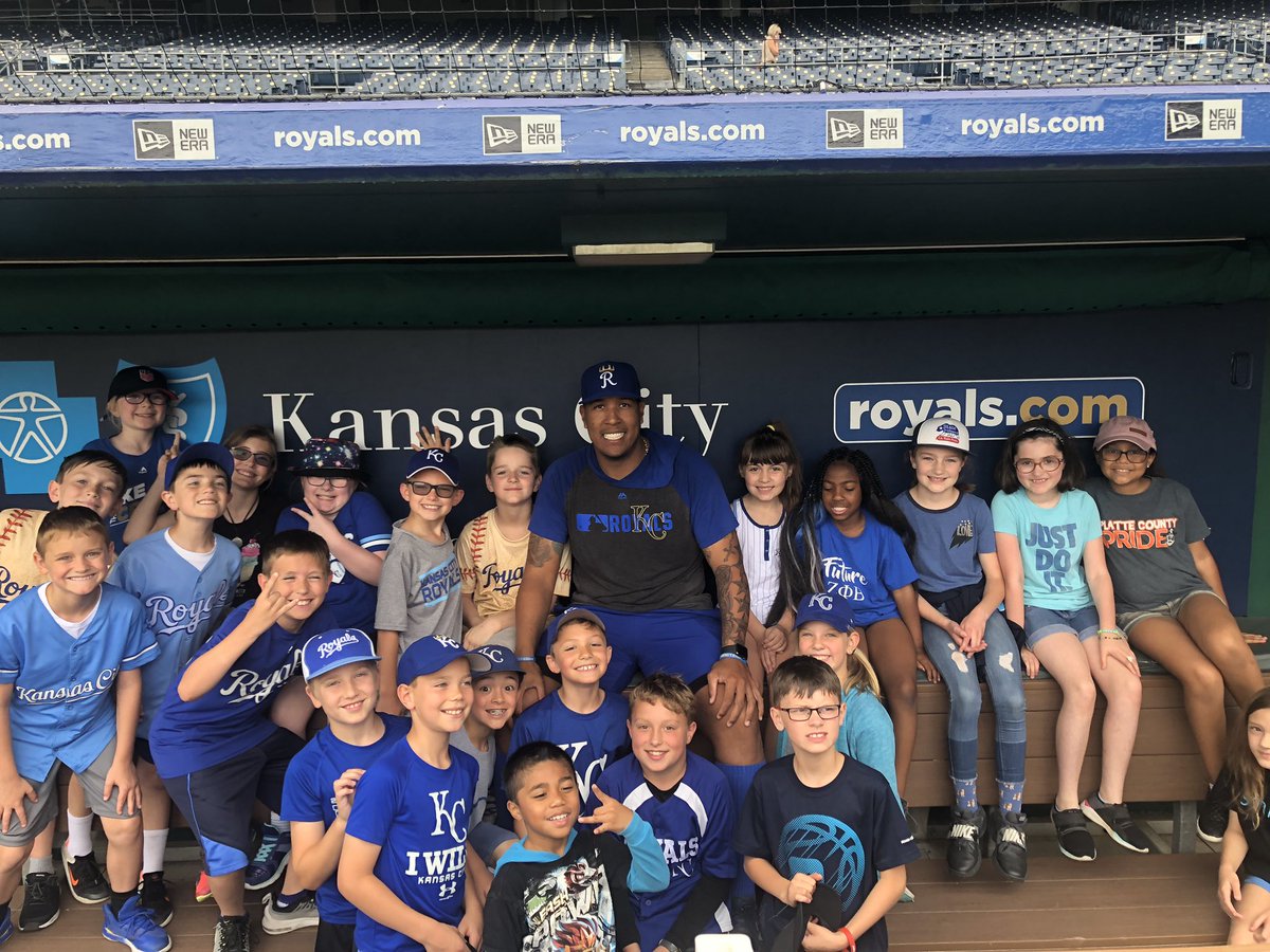 MrsOConnor33's tweet photo. Third graders at Compass got to see a couple of special players today! @SalvadorPerez15 @Royals @CompassElemPCR3 @PCR3PD https://t.co/0ldqJgL2wO