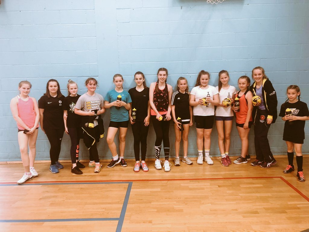 thundernetball's tweet photo. Another great day on our spring break camp.
ACL prevention β
Man on man defence β
Options & timing β
One more day to go & campers are joined by @ECardwell11 π€ππΉ... wonder what they'll be doing π€π€π€
#thundercamp #netball https://t.co/4bH88gf4Ok