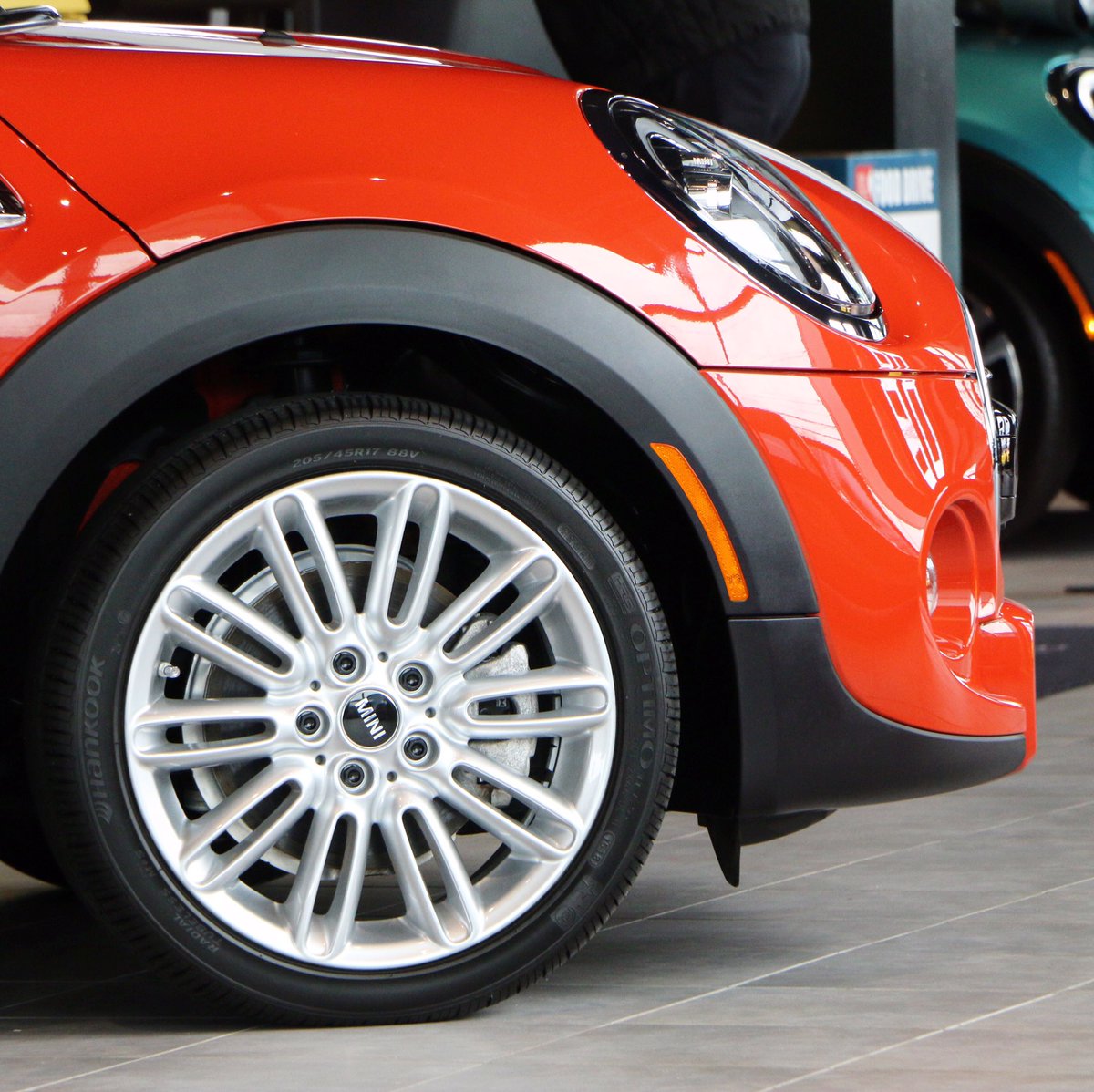 HendrickMINI's tweet photo. #WheelWednesday #hendrickmini #MINI #MINIwheels #miniusa #pairspoke #motoringaroundcrowntown #minifan #letsmotor #wheels #minicooper https://t.co/aIMlRVbTYI
