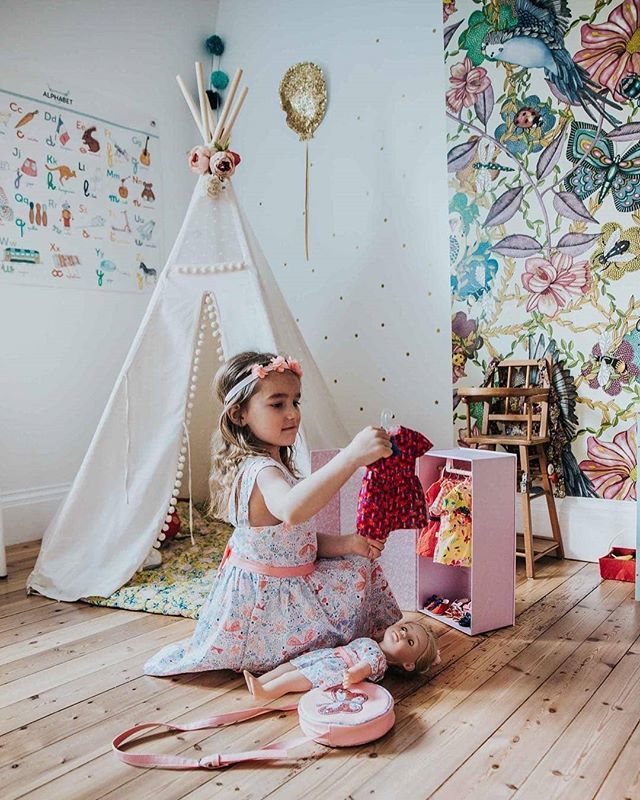 I remember having my doll's closet with a few different dresses was something I was really proud of. Just I never imagined that our dresses could ever match! 😍😍
Beautiful scene by @celine_audetourdunchemin ♥️ Pompom teepee can be found here: www.… bit.ly/2JKmUKW
