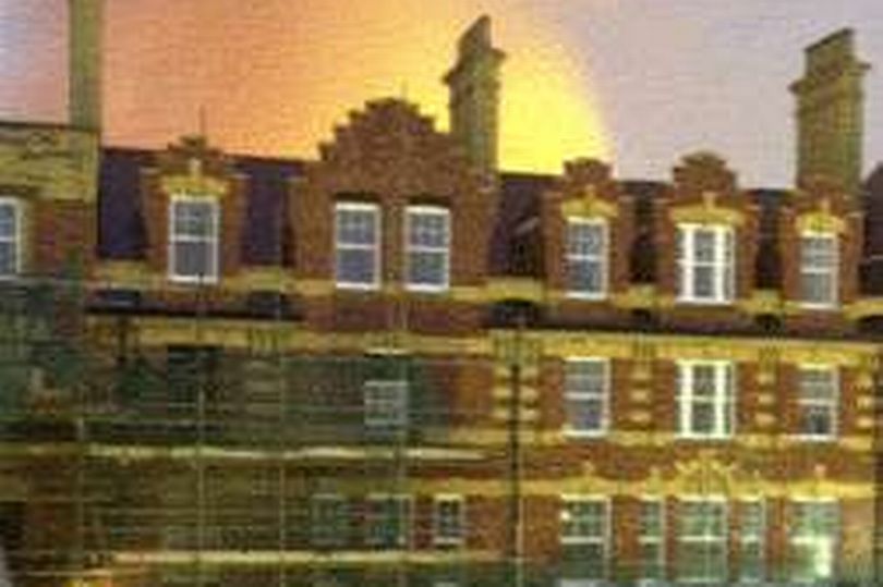 readinglibrary's tweet photo. Wed 29th May: McIlroy’s department store on the corner of Oxford Street and Cheapside was known as the Crystal Palace of Reading due to all its windows. A building that Reading almost lost in the fire of 2013 #localhistory19 https://t.co/LyINhAJKoH