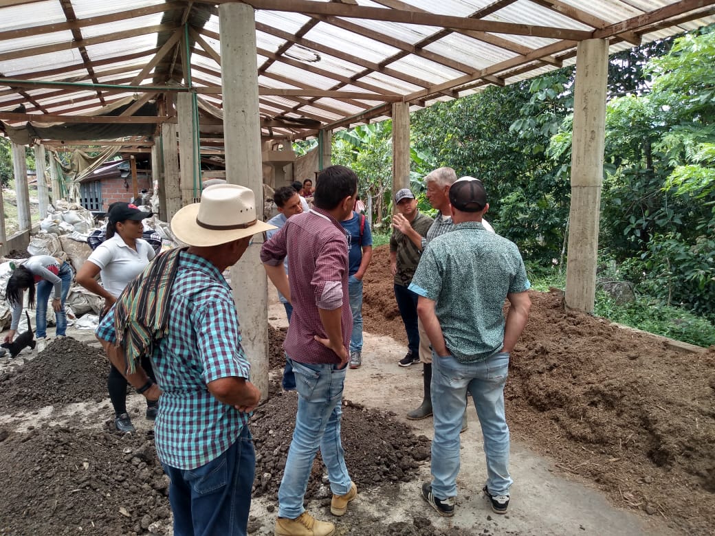 SER_CTMAE's tweet photo. #SENAEmprendeRural En #Yolombó_ANT en desarrollo de formación #TransformaciónDeCañaPanelera realizamos visita técnica a Ingenio La Siberia para conecer proceso industrial de la panela.
  
@EstradaCarlosM @hernanfuentes @CarlosAGamba @acalderon1974 @Walterquiver @fcanogomez https://t.co/oZTqmNogwf