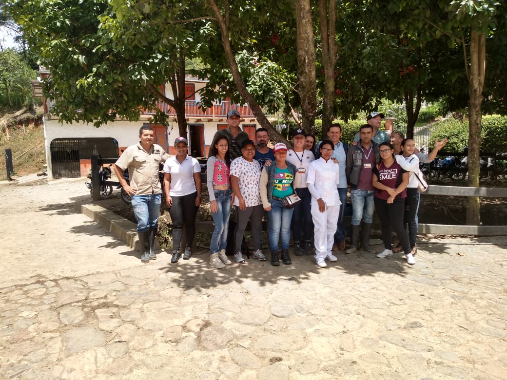 SER_CTMAE's tweet photo. #SENAEmprendeRural En #Yolombó_ANT en desarrollo de formación #TransformaciónDeCañaPanelera realizamos visita técnica a Ingenio La Siberia para conecer proceso industrial de la panela.
  
@EstradaCarlosM @hernanfuentes @CarlosAGamba @acalderon1974 @Walterquiver @fcanogomez https://t.co/oZTqmNogwf