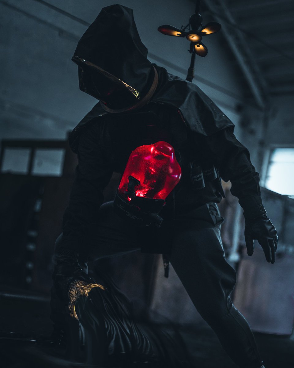 HelheimLab's tweet photo. Waiting for the #DEATHSTRANDING reveal by @KojiPro2015_EN and @HIDEO_KOJIMA_EN i want to share this awesome work by kuma.dream 

I absolutely love how he recreated the cinematic scene and the lights in contrast with the dark ambient!

#kojimaproductions #hideokojima #cosplay https://t.co/lCcFiBZXAr