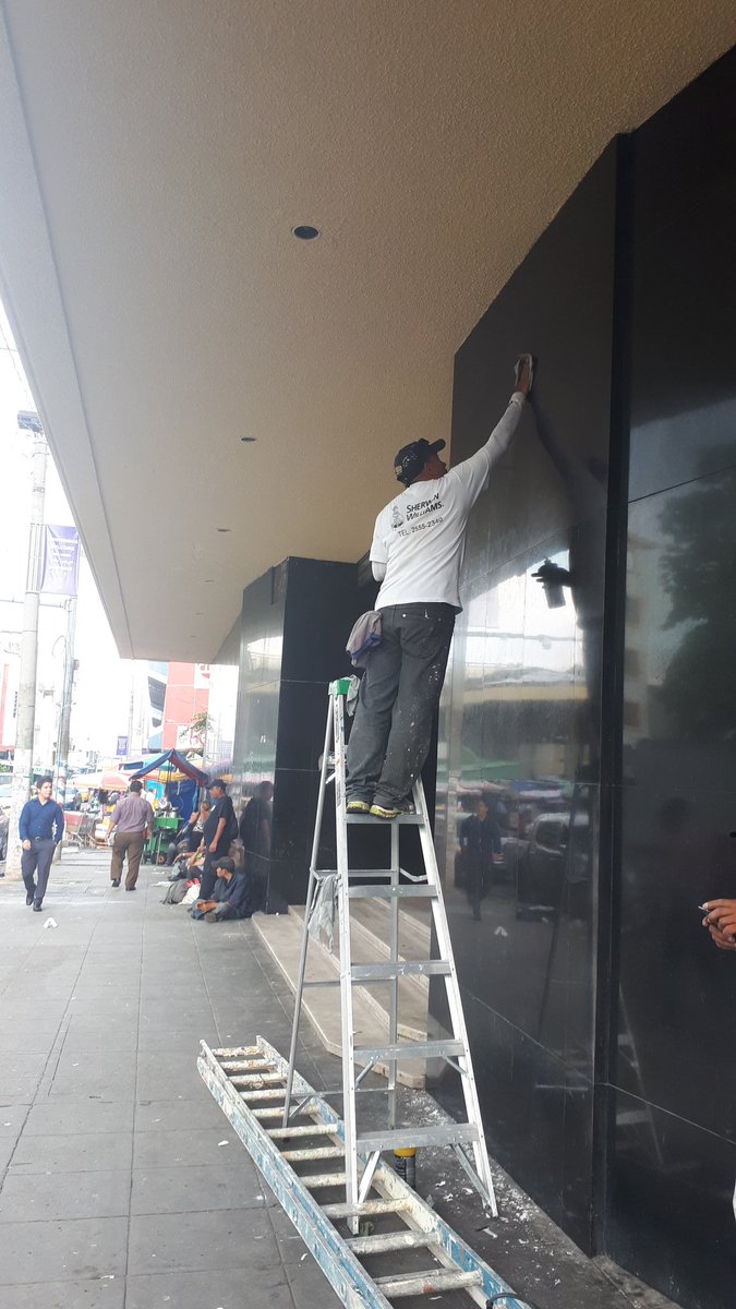 <a href="/BINAES_FG/">Biblioteca Nacional</a> recibe los últimos retoques y limpieza de la fachada, luego de ser remozada con la pintura original. El apoyo fue hecho por la <a href="/alcaldia_ss/">Alcaldía de San Salvador</a>.