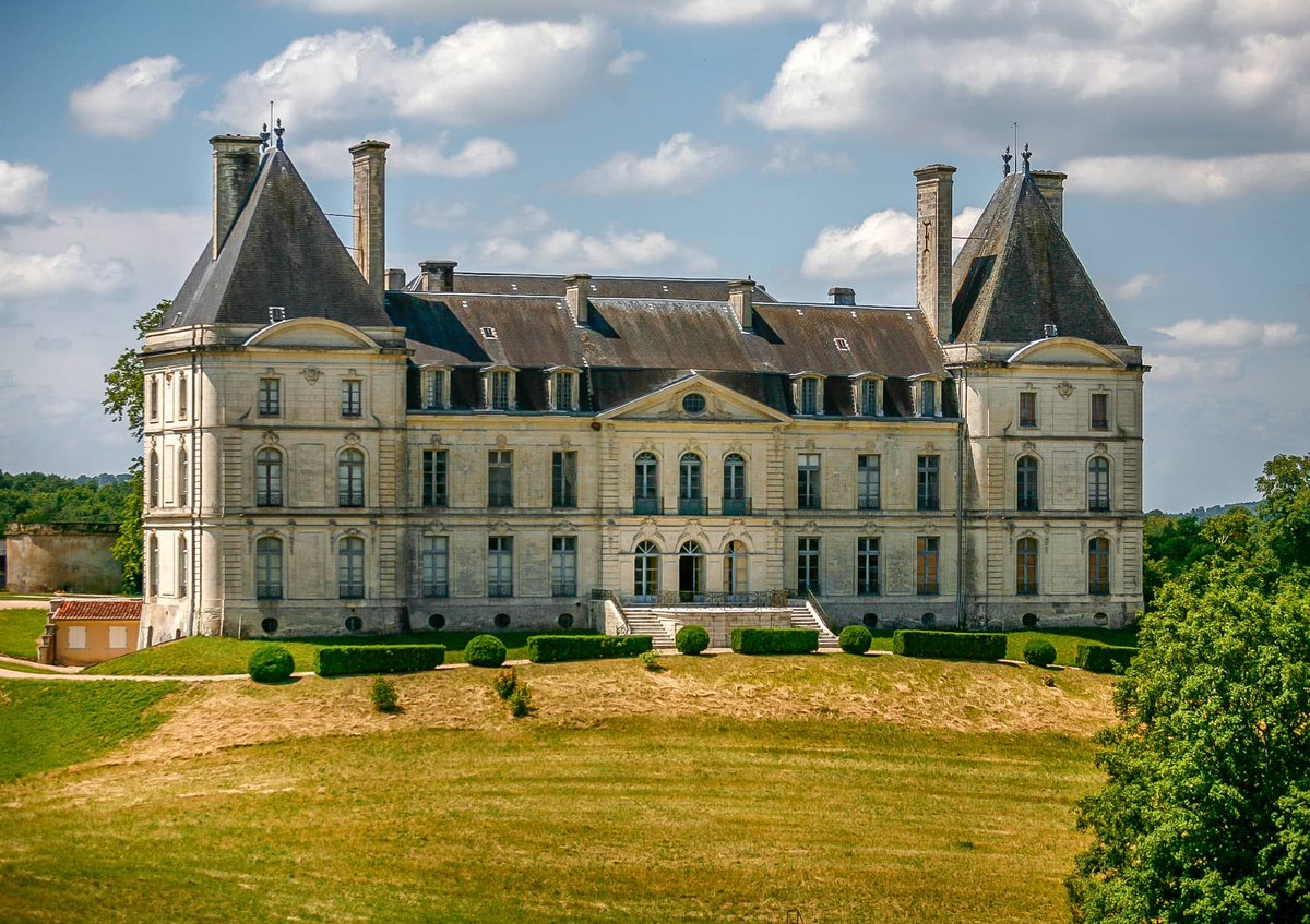 RNewcombe's tweet photo. Loved writing about these stunning French properties, one even has its own theatre -
https://t.co/jRRe2zy9tC https://t.co/akge7kDPVx