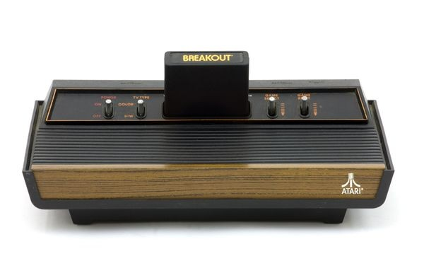 TheAtari_VCS's tweet image. One of the best-received aspects of the #AtariVCS is probably its amazing retro-futurist design, inspired by the original @atari 2600 Video Computer System. Who else is feeling a little retro-futurist today? 🙋