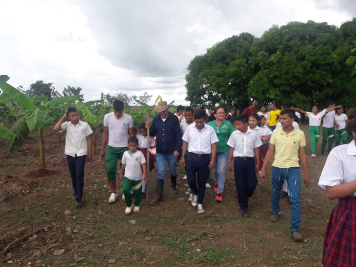 fedeplacol's tweet photo. Visita a productores de plátano de Vichada atendidos por @fedeplacol,  @Asohofrucol y el #FNFH. https://t.co/vHOO892ETK