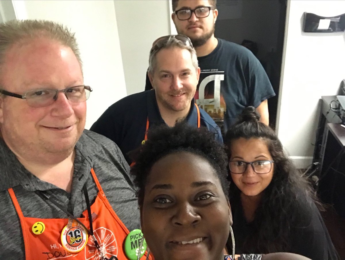 Stopped by USIG this am with Jeremy HDMS. Brought them some Dunkin Donut fuel. They are doing an awesome job. ⁦<a href="/SE_RSM_Aponte/">Angel Aponte</a>⁩ ⁦<a href="/thd_jeremy/">Jeremy Ausburn</a>⁩ ⁦<a href="/SarahFarrellTHD/">Sarah Farrell</a>⁩ ⁦@ddyerUSIG⁩ ⁦<a href="/joshrodgersHD/">Josh Rodgers</a>⁩