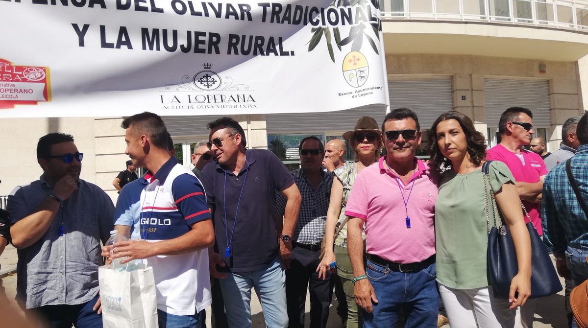 pp_jaen's tweet photo. Manifestación agricultores
➡️ El PP siempre estará del lado de los agricultores porque “necesitamos soluciones urgentes” y que Sánchez asuma su responsabilidad https://t.co/PrByEzAqPK