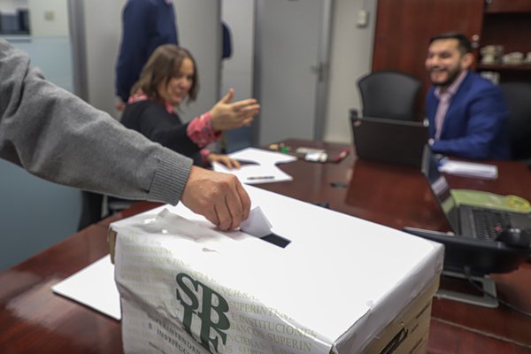 DFinanciero's tweet photo. Funcionarios del regulador bancario aprueban huelga ad portas de fusión CMF-SBIF https://t.co/ohQJXJwKFY https://t.co/OLxSIU5KSi