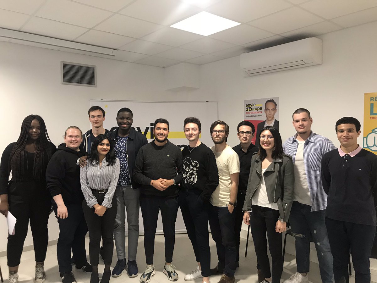 D_MailletPraud's tweet photo. Ce soir le @Mjsnord a renouvelé son équipe, et nous avons donné notre confiance à mon ami @BaptisteMenard qui, succédant à @MehdiChalah, aura la lourde mission de former les générations futures pour participer à la reconquête de la Gauche ! https://t.co/k6ihhoxzEl