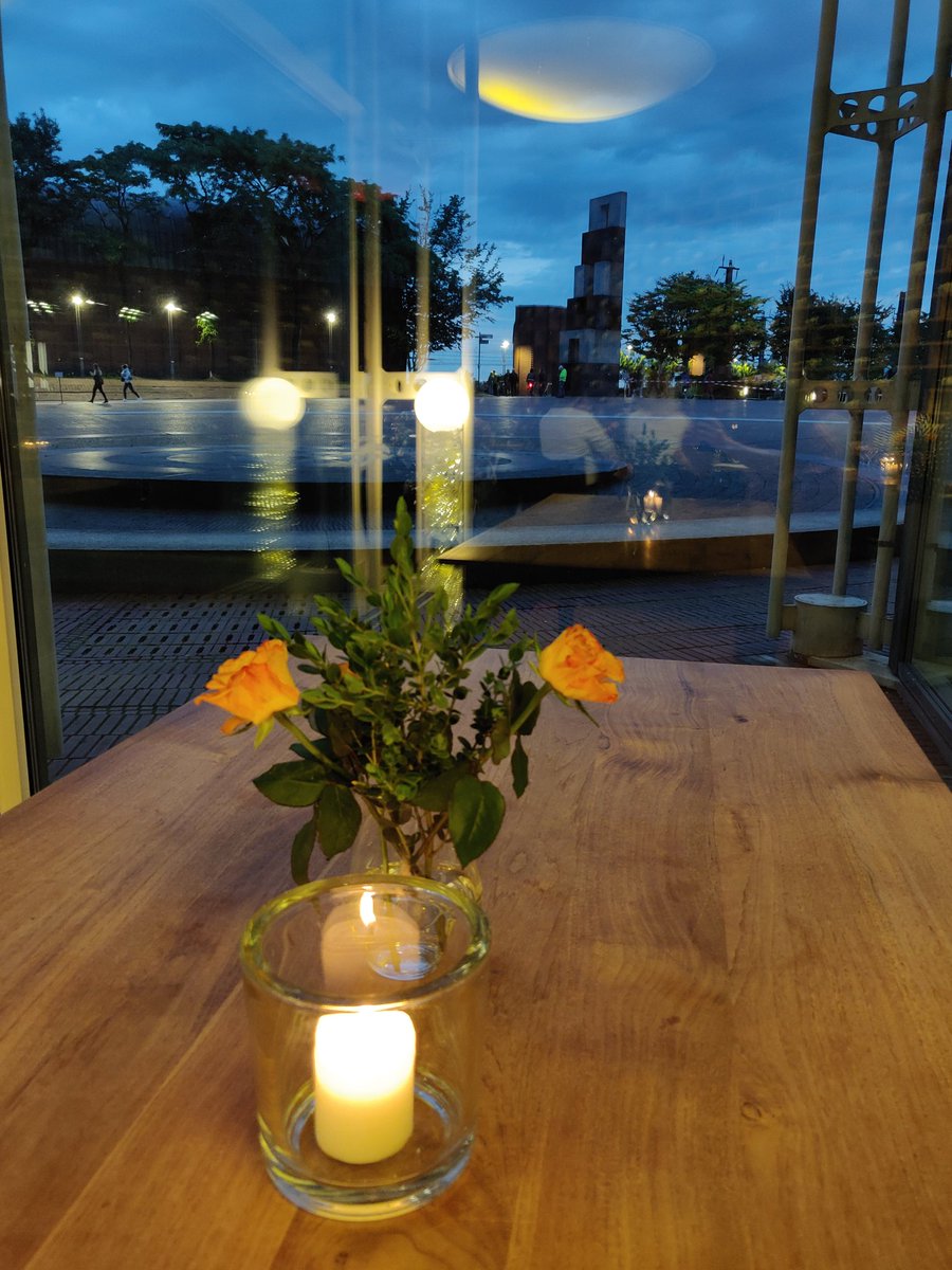 Ch_Benner's tweet photo. Draußen ziehen die Läufer des Kölner Nachtlaufs vorbei, drinnen sitzen die Dolmetscher*innen der Region West 1 des @VKDimBDUE, trinken Wein und tauschen sich aus über den spannendsten Beruf der Welt 😊 #1nt #VKDonTour https://t.co/ehcbNfHa05