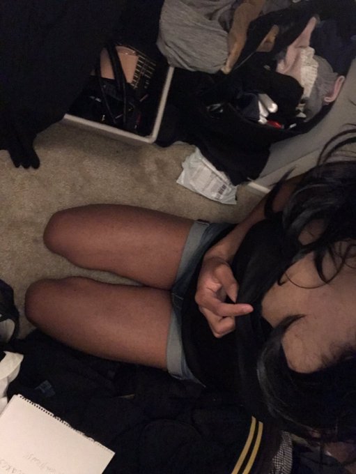 Hey guys, it's been a while, sorry!! 😚 https://t.co/6RA46Z2w4b