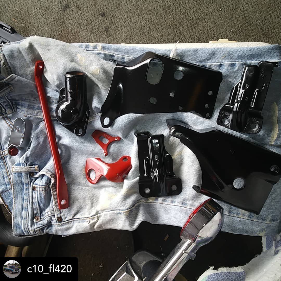 DupliColor's tweet image. #Repost @c10_fl420 Check out those parts, perfectly styled with Engine Enamel.
・・・ 
My favorite part about my truck being broke down/taken apart is painting all the random parts, bolts, and brackets. #smallblockchevy #duplicolor #engineenamel #littlethings
