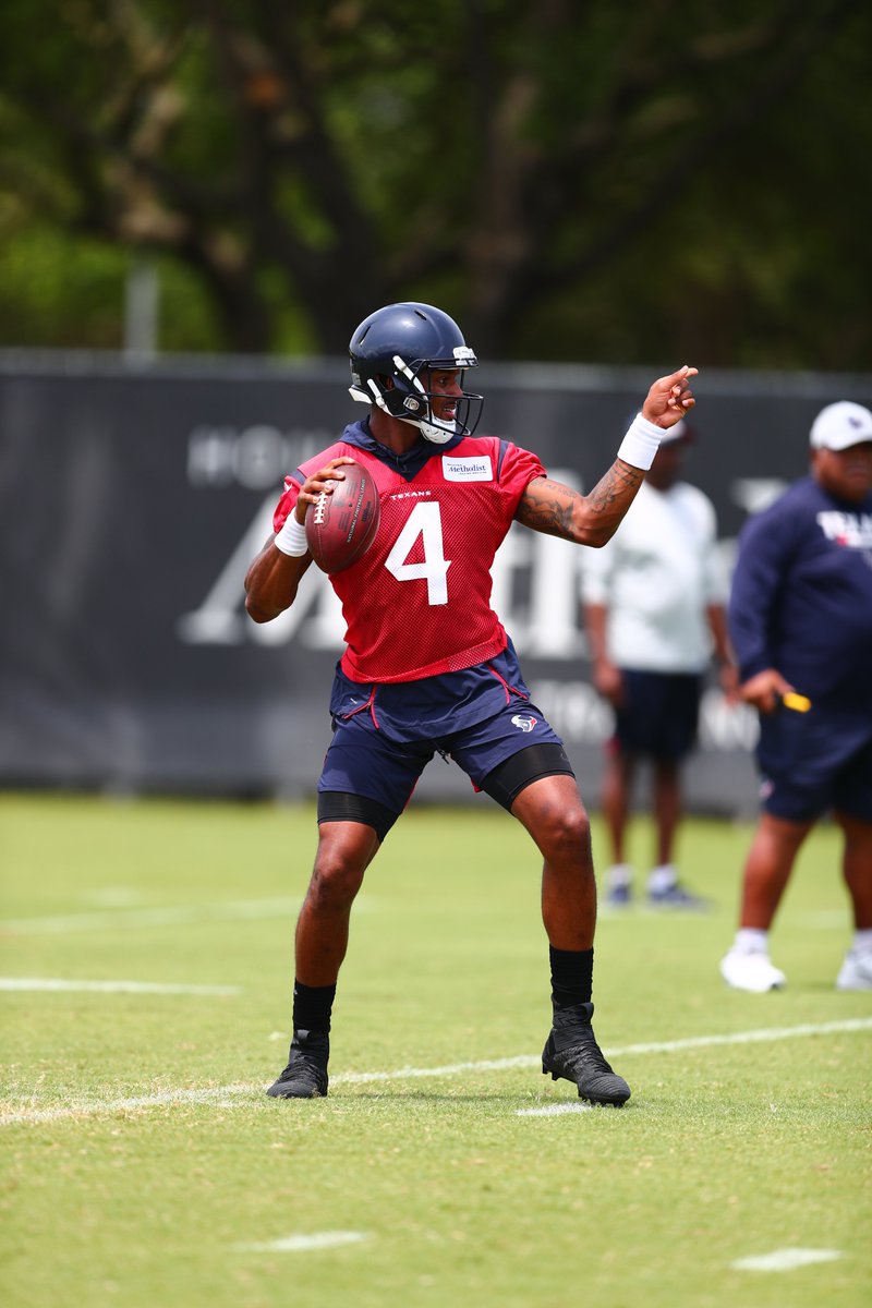 TexansDave's tweet photo. RT DoughertyDrew: Confidence, connections key for Deshaun Watson during #Texans OTAs.
READ: https://t.co/OLxvcwQEG4
📸: TheZeeTee https://t.co/UDXXnLVaKM #Texans
