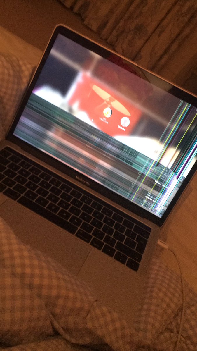 LizzyThistleth1's tweet image. Computer broken please help @apple #brokenmac
