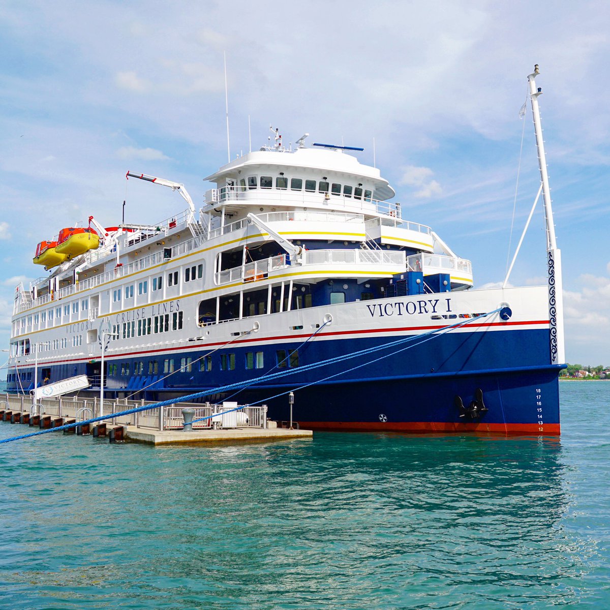 PopularCruising's tweet image. The patriotic @VictoryCruise #VictoryI docked in a sunny #Detroit, #Michigan #GreatLakes #cruise #travel