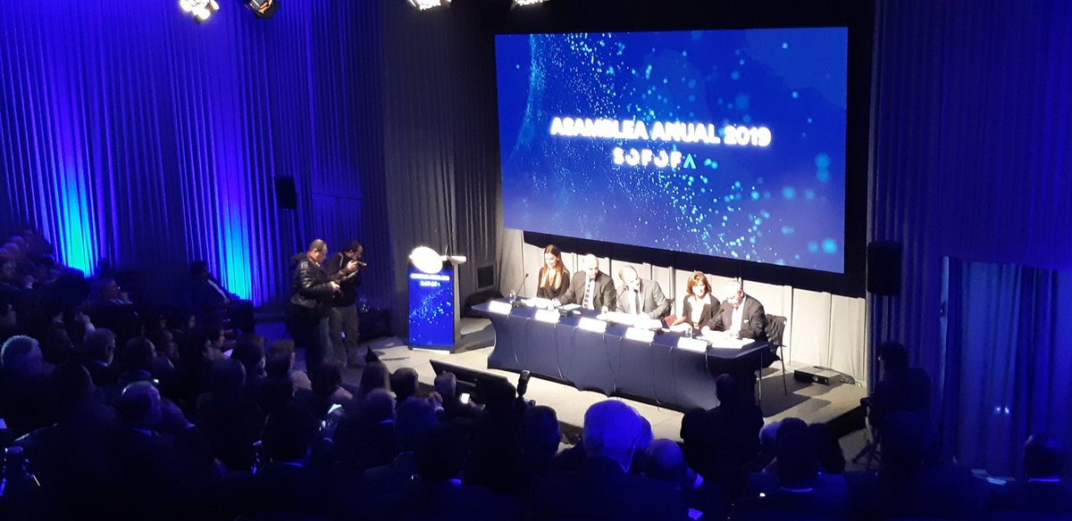 DF_vguillou's tweet photo. Presidente de la Sofofa @bernardolarrain lidera proclamación de consejeros electos @DFinanciero https://t.co/mnE3tzjJ5U